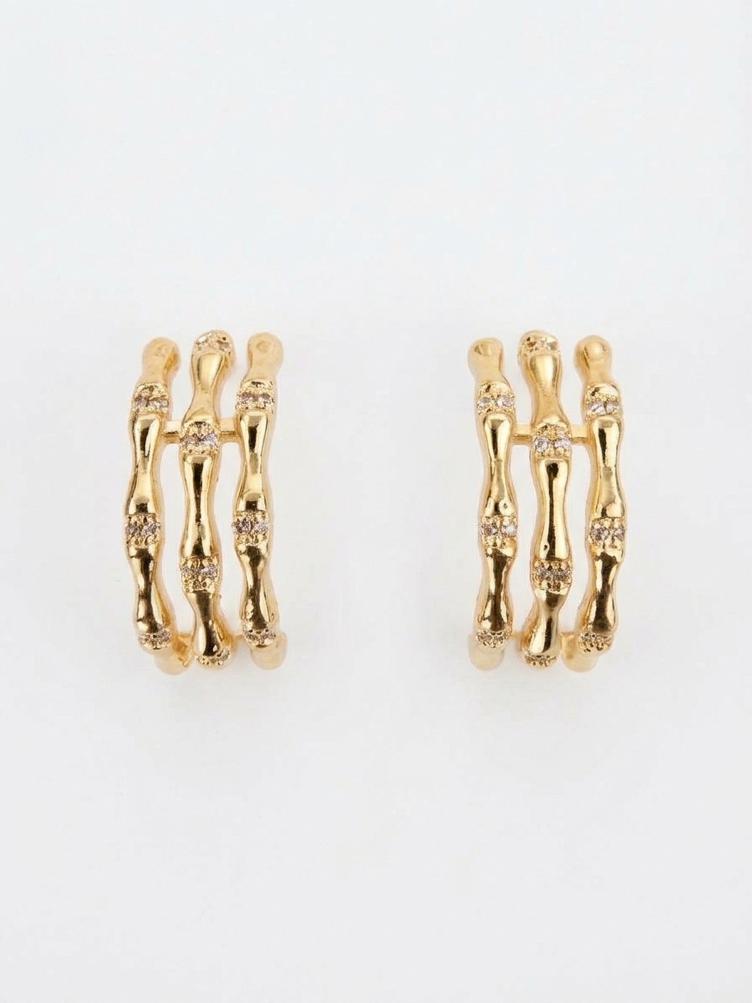 Pendientes de aro dorados con textura en relieve